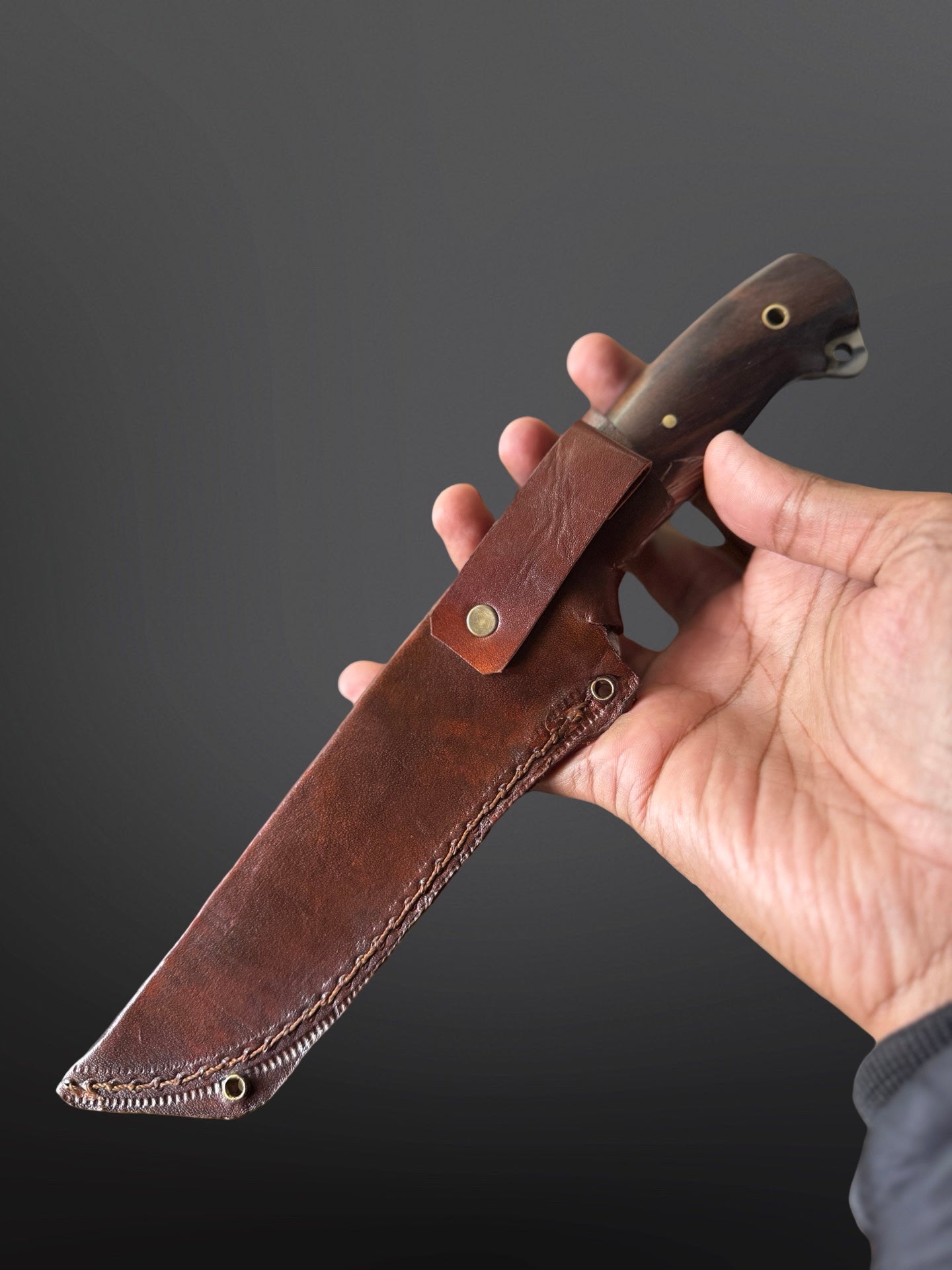 rosewood handle hunting knife traditional grain close-up view